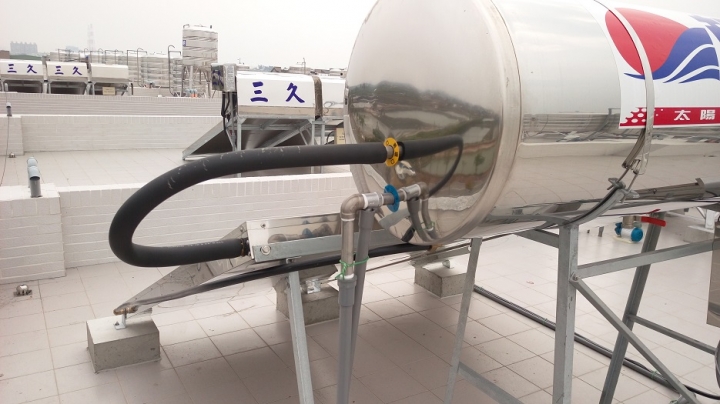 朝陽太陽能熱水器圖片