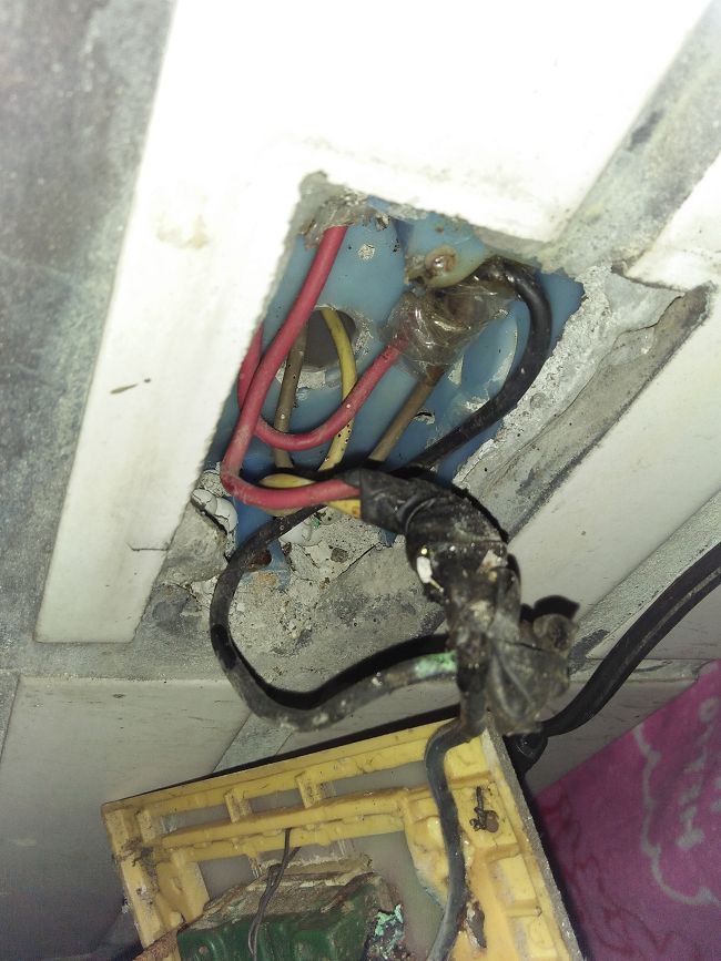 插座上的電線是4條..怎麼換呢?