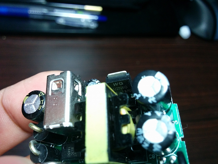 分享：蘋果5.2V 2.4A 12W USB「號稱原廠」充電器拆解