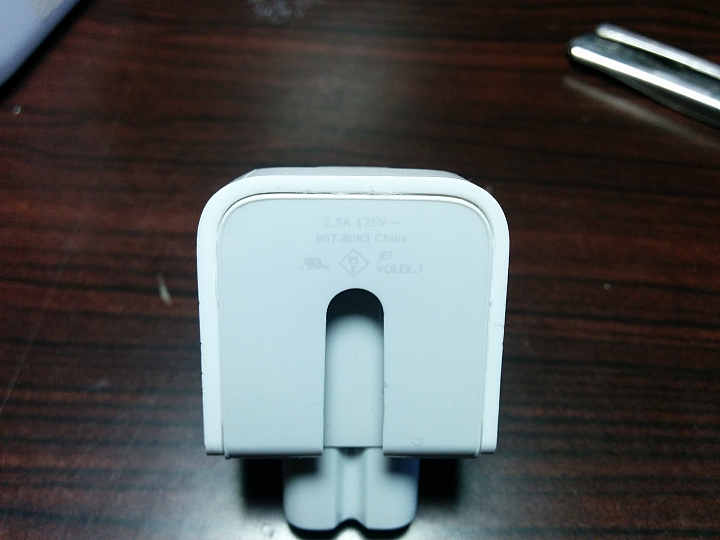 分享：蘋果5.2V 2.4A 12W USB「號稱原廠」充電器拆解