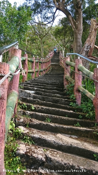 ■高雄■旗山，登【旗尾山】觀綿延不絕的稜線之美。