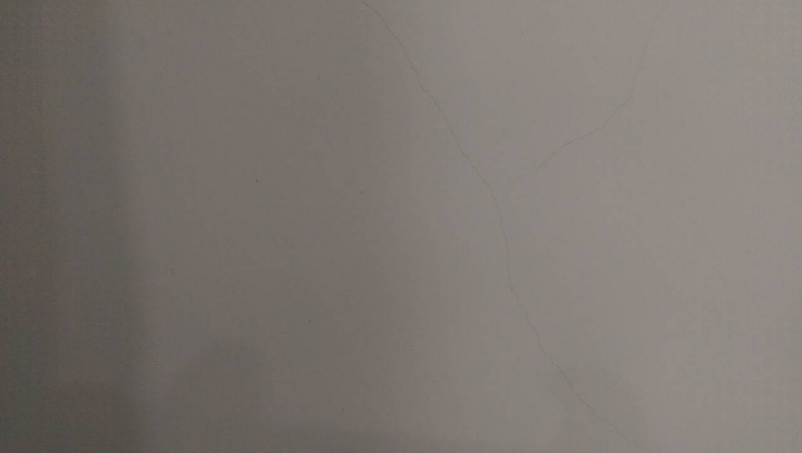請問，裝潢完約半年左右，這些龜裂是正常的嗎?