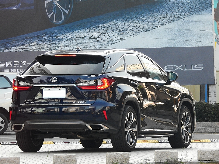 U6的尾燈棒，比較了Lexus RX的尾燈，新版Sports+燻黑尾燈值得去看看。