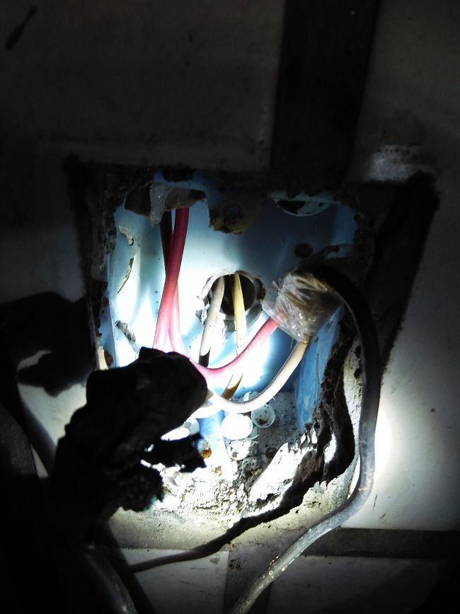 插座上的電線是4條..怎麼換呢?