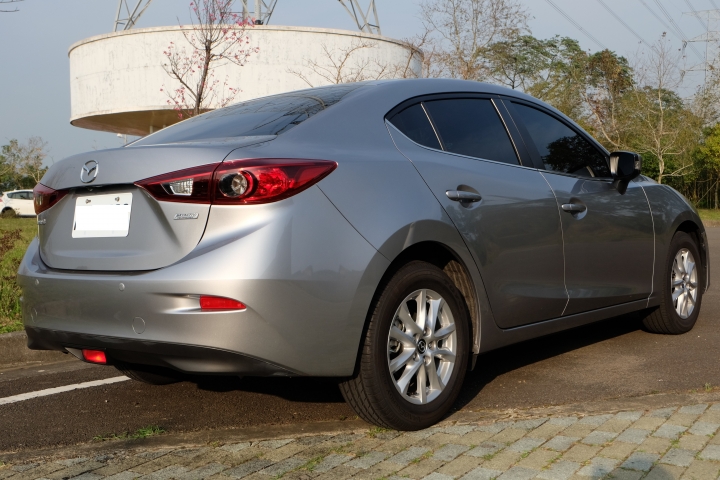 [簡單開箱] 尊榮 all new mazda 3 4D 銀