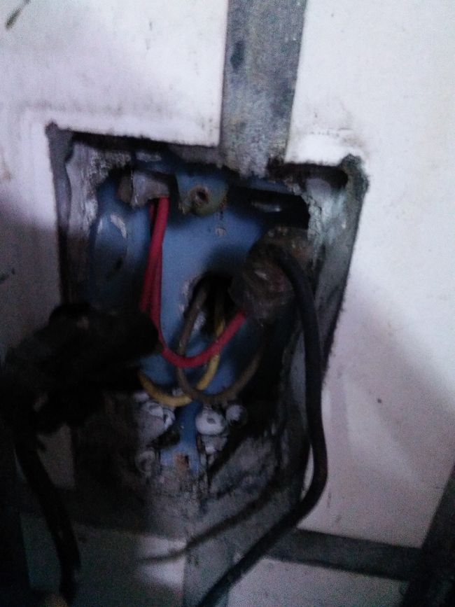 插座上的電線是4條..怎麼換呢?