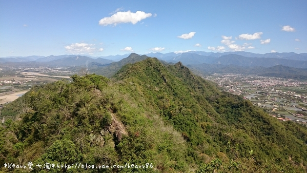 ■高雄■旗山，登【旗尾山】觀綿延不絕的稜線之美。