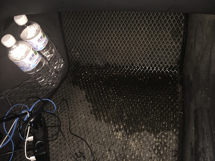 W211副駕駛座下雨會積水