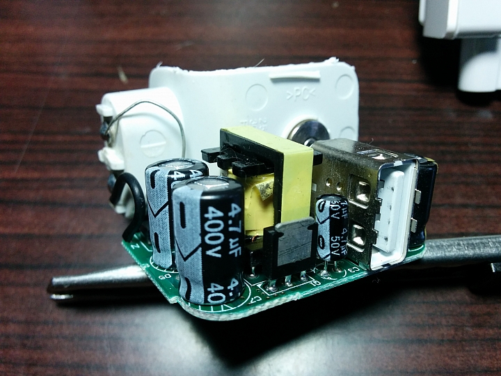 分享：蘋果5.2V 2.4A 12W USB「號稱原廠」充電器拆解