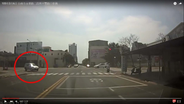 碰撞當下 B 車的煞車燈不亮?