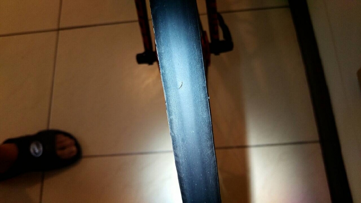 請問外胎這樣的傷口大小需更換還是可在使用