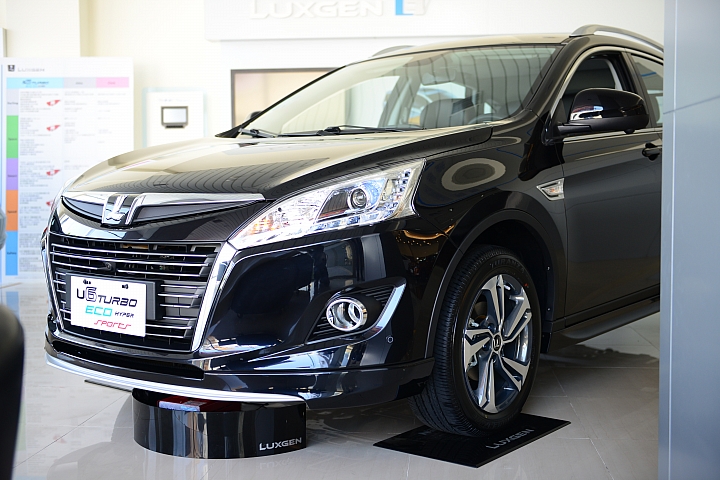 U6的尾燈棒，比較了Lexus RX的尾燈，新版Sports+燻黑尾燈值得去看看。