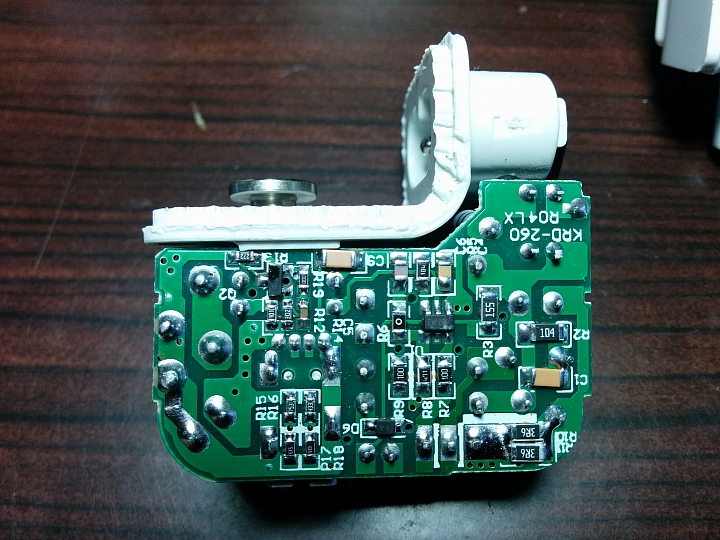分享：蘋果5.2V 2.4A 12W USB「號稱原廠」充電器拆解