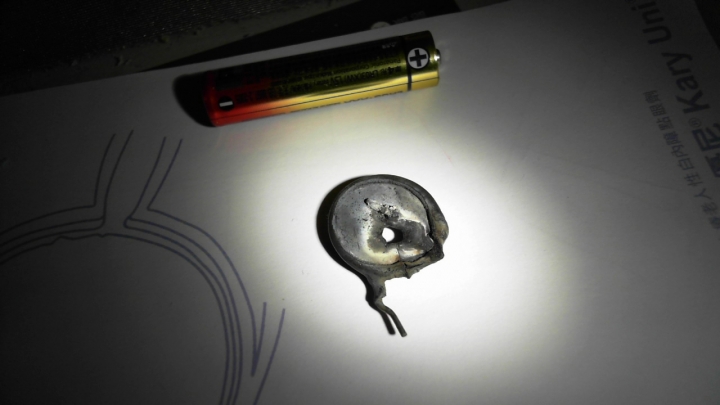 請問一下，不斷電ups 掉出一個東西，這是什麼?