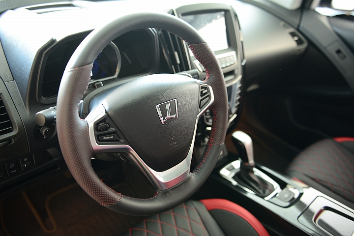 U6的尾燈棒，比較了Lexus RX的尾燈，新版Sports+燻黑尾燈值得去看看。