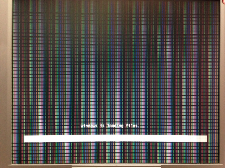電腦重灌後出現格狀畫面