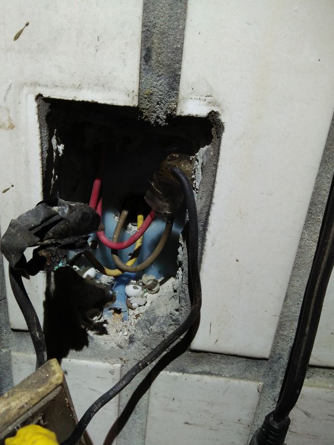 插座上的電線是4條..怎麼換呢?