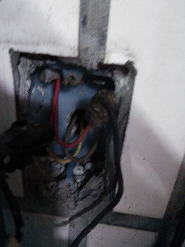 插座上的電線是4條..怎麼換呢?