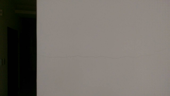 請問，裝潢完約半年左右，這些龜裂是正常的嗎?