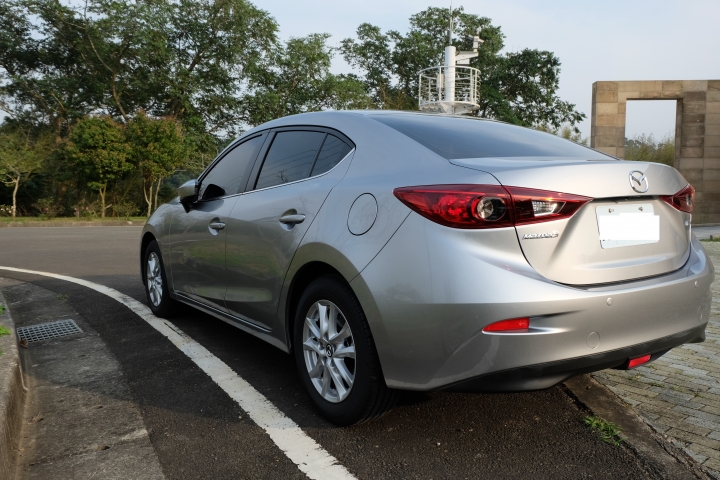 [簡單開箱] 尊榮 all new mazda 3 4D 銀
