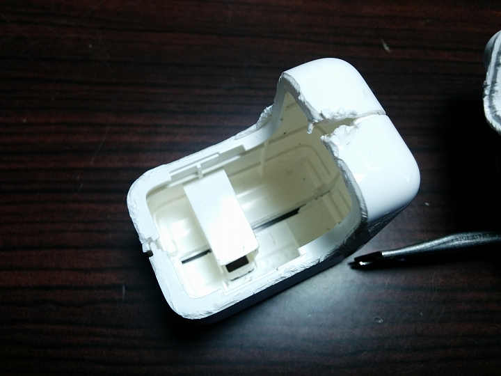 分享：蘋果5.2V 2.4A 12W USB「號稱原廠」充電器拆解