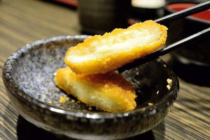 台北松山區美食 ▌跟日本一樣好吃的丼物食堂 捷運南京三民站 日式炸豬排 玉子燒 雞唐揚 天婦羅 炸牡蠣 炸豆腐 起司可樂餅 咖哩飯 奶酪