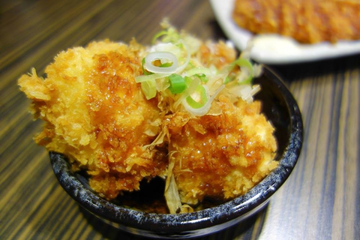 台北松山區美食 ▌跟日本一樣好吃的丼物食堂 捷運南京三民站 日式炸豬排 玉子燒 雞唐揚 天婦羅 炸牡蠣 炸豆腐 起司可樂餅 咖哩飯 奶酪