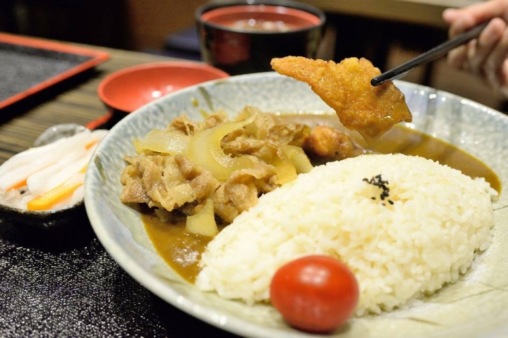 台北松山區美食 ▌跟日本一樣好吃的丼物食堂 捷運南京三民站 日式炸豬排 玉子燒 雞唐揚 天婦羅 炸牡蠣 炸豆腐 起司可樂餅 咖哩飯 奶酪