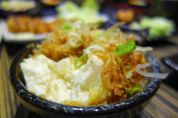 台北松山區美食 ▌跟日本一樣好吃的丼物食堂 捷運南京三民站 日式炸豬排 玉子燒 雞唐揚 天婦羅 炸牡蠣 炸豆腐 起司可樂餅 咖哩飯 奶酪