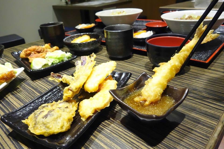 台北松山區美食 ▌跟日本一樣好吃的丼物食堂 捷運南京三民站 日式炸豬排 玉子燒 雞唐揚 天婦羅 炸牡蠣 炸豆腐 起司可樂餅 咖哩飯 奶酪