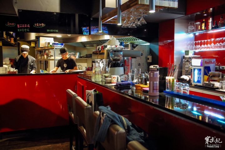 FREAKS CAFÉ & BISTRO 癮客｜雅痞風義式小酒館‧窯烤起司披薩超對味！
