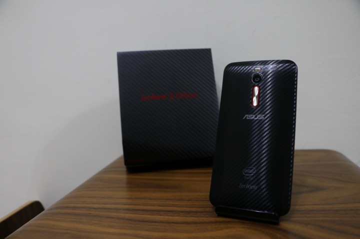 開箱"碳纖控"完全命中! ASUS ZenFone 2 Deluxe Special Edition 128G(256G)