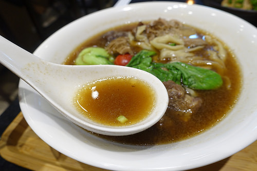 【食記】捷運國父紀念館站/延吉街美食。小熟成牛肉麵