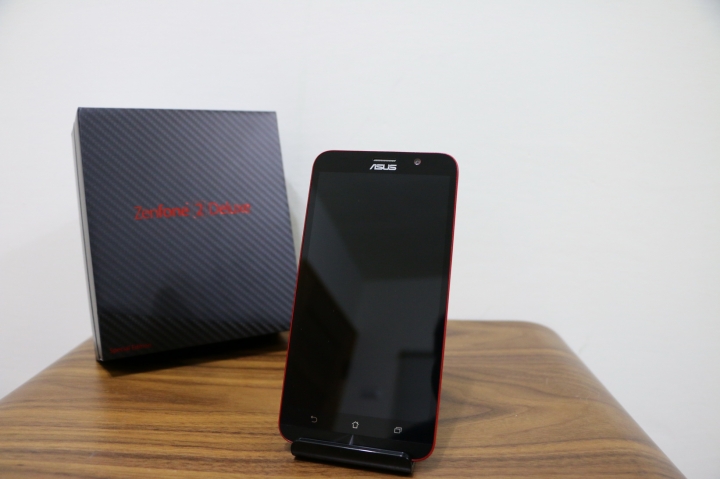 開箱"碳纖控"完全命中! ASUS ZenFone 2 Deluxe Special Edition 128G(256G)