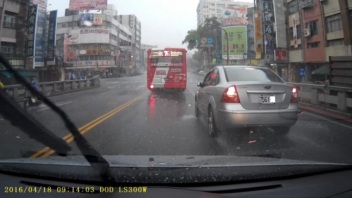 三寶雨天開車不開左右照後鏡...