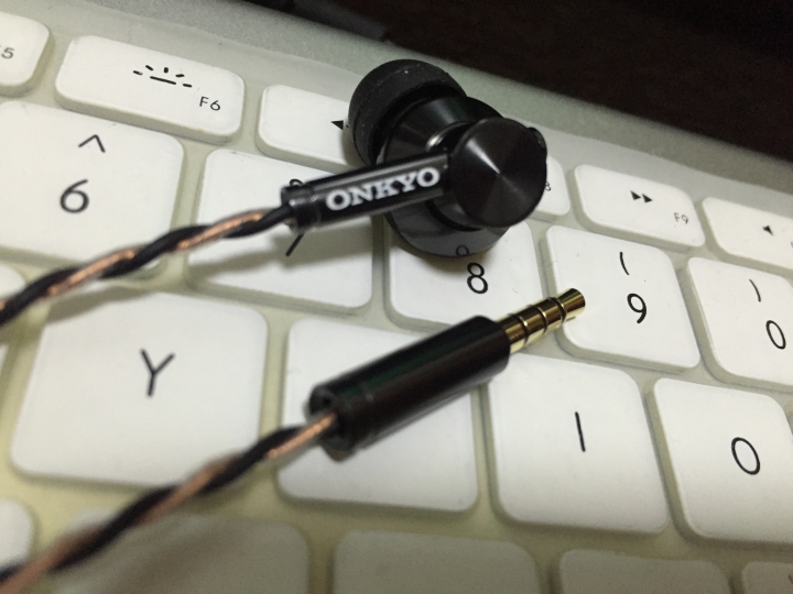 剛入手的ONKYO E700M,開箱。