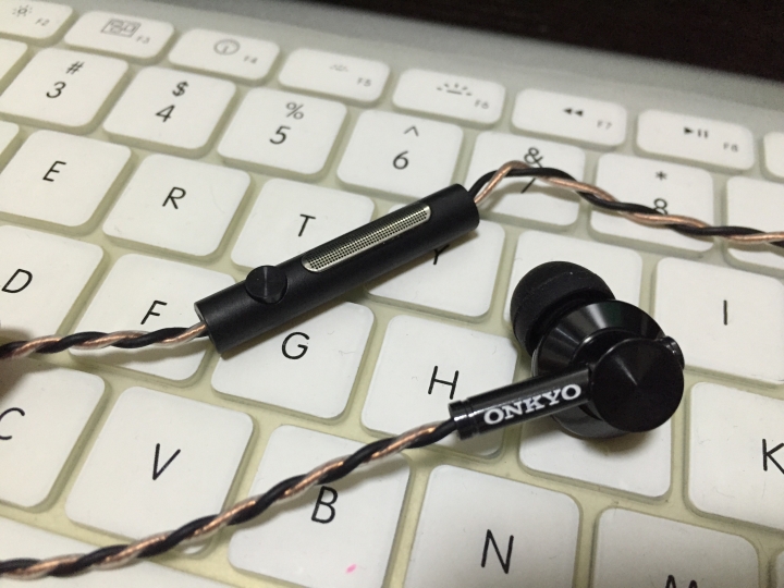 剛入手的ONKYO E700M,開箱。