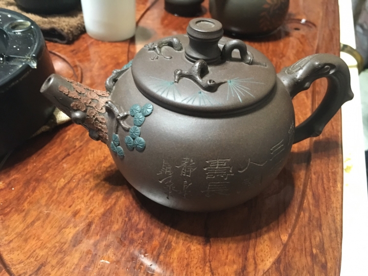 小弟不會看想請問這只茶壺價值
