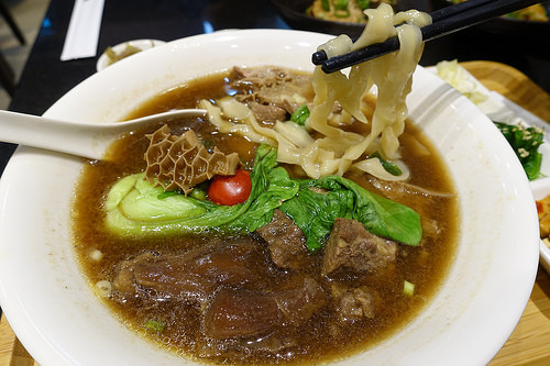 【食記】捷運國父紀念館站/延吉街美食。小熟成牛肉麵