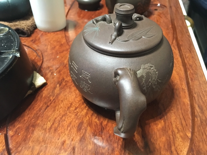 小弟不會看想請問這只茶壺價值