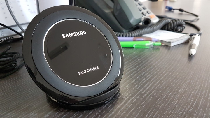 [簡單開箱] Samsung 直立式閃充無線充電座