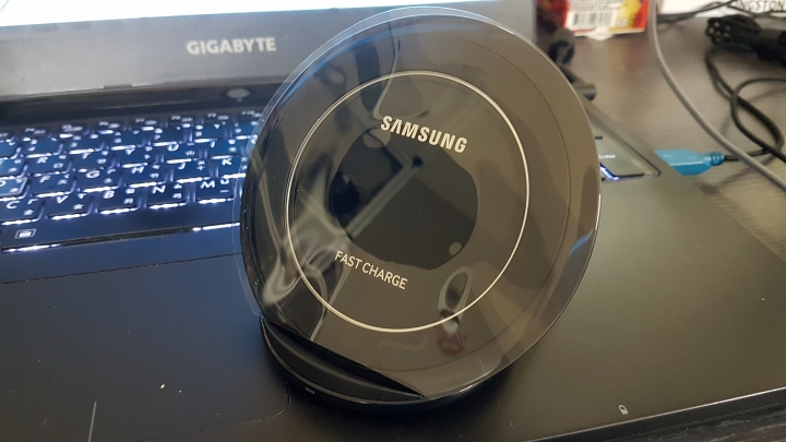 [簡單開箱] Samsung 直立式閃充無線充電座