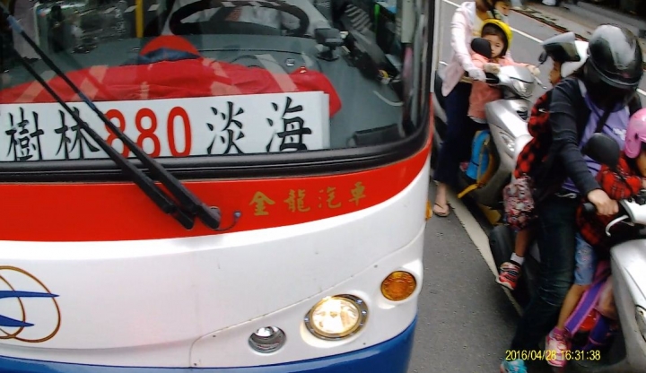 請問一下 公車停入機車停等區 有辦法檢舉嗎?