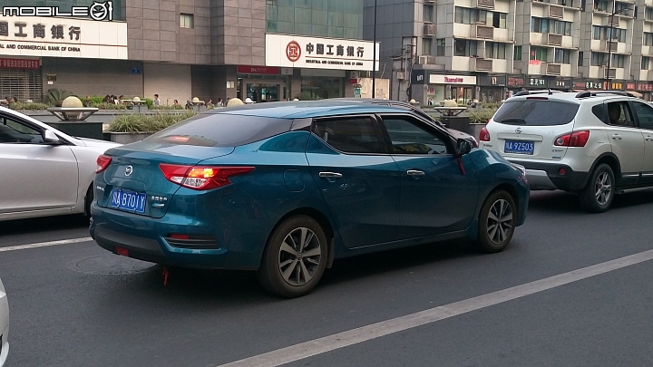 在成都看到一台很帥的Nissan