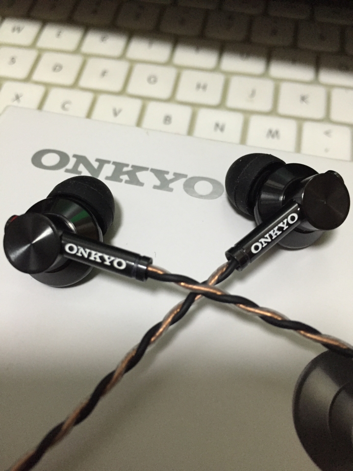 剛入手的ONKYO E700M，開箱。