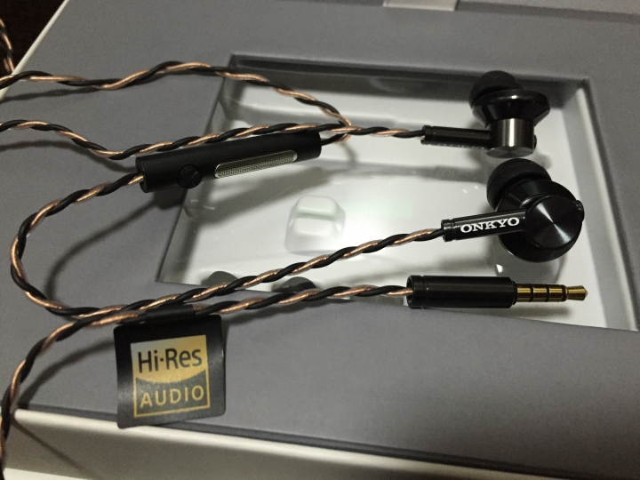 剛入手的ONKYO E700M,開箱。