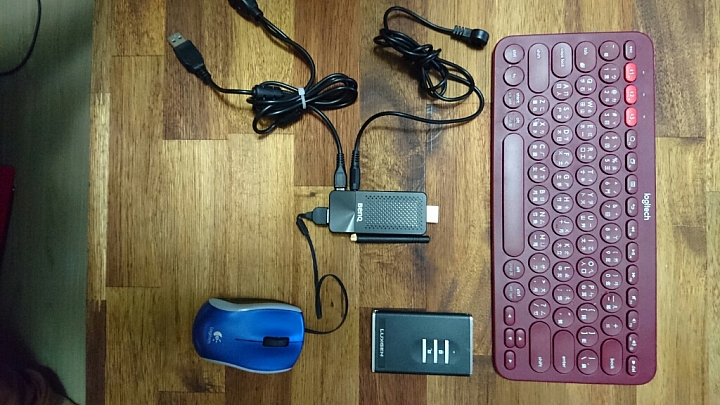 Luxgen U6 搭 Benq jd-150 車上看壹電視!