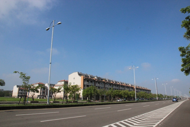 搭 高 鐵 、 騎 小 折 、 遊 故 宮 南 院