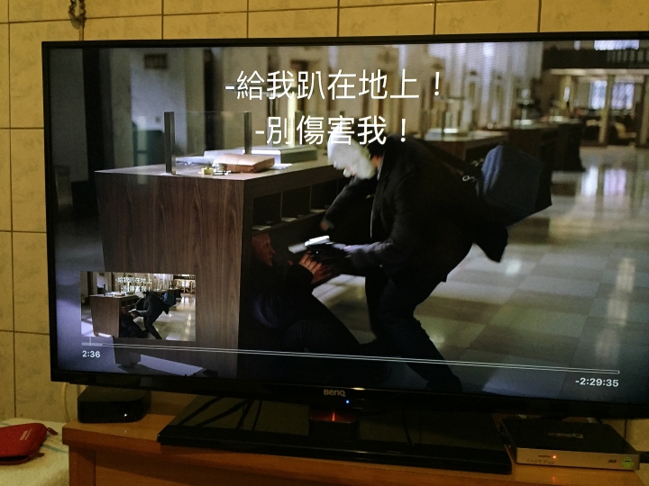 有人Apple tv 4看蝙蝠俠黑暗騎士字幕在畫面上方的嗎?
