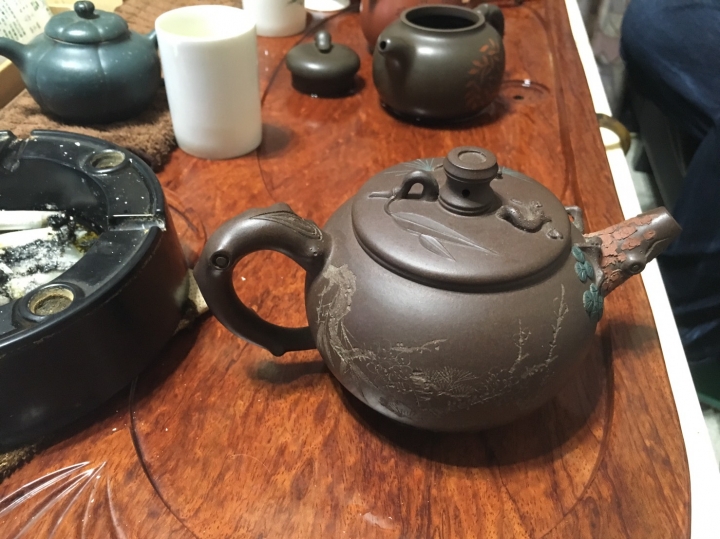 小弟不會看想請問這只茶壺價值